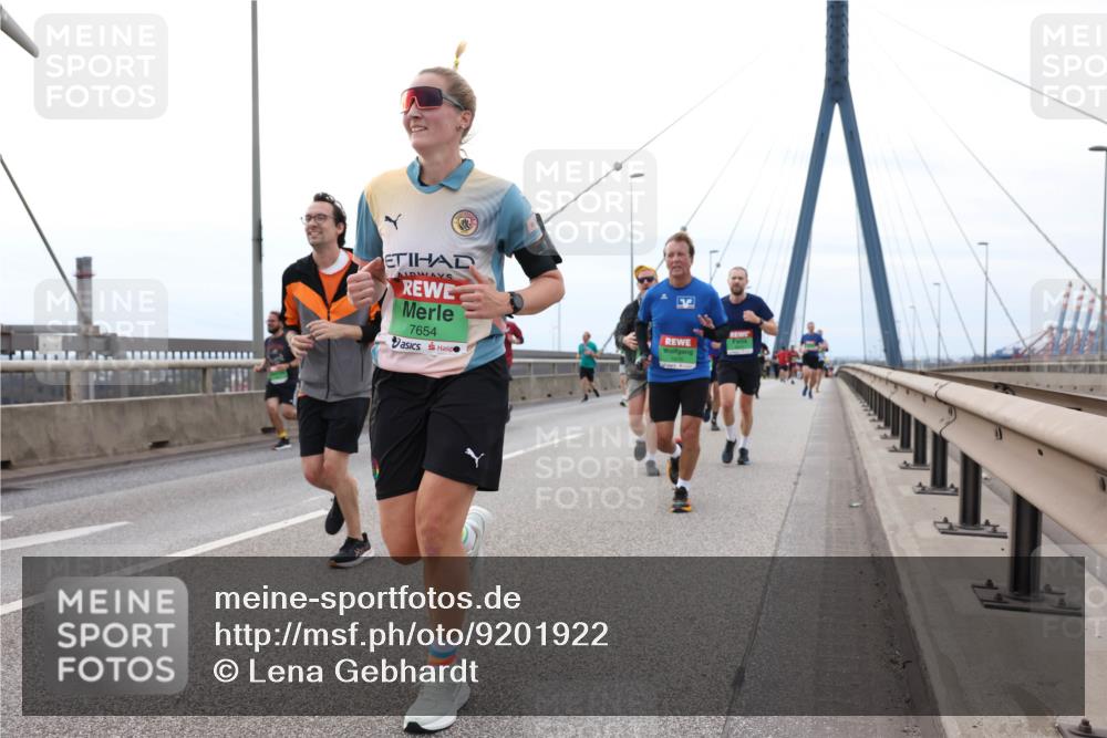 03.10.2025 - Köhlbrandbrückenlauf Lena Gebhardt http://msf.ph/oto/9201922 03.10.2025 15:47:31 Position 2 7654 meine-sportfotos.de