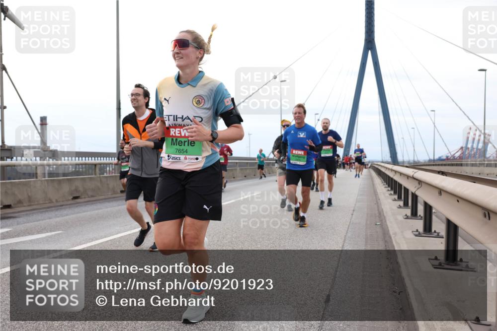03.10.2025 - Köhlbrandbrückenlauf Lena Gebhardt http://msf.ph/oto/9201923 03.10.2025 15:47:32 Position 2 7654 meine-sportfotos.de
