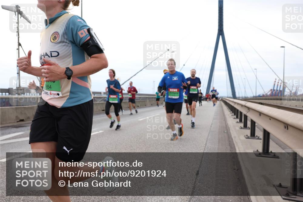 03.10.2025 - Köhlbrandbrückenlauf Lena Gebhardt http://msf.ph/oto/9201924 03.10.2025 15:47:32 Position 2 7654 meine-sportfotos.de