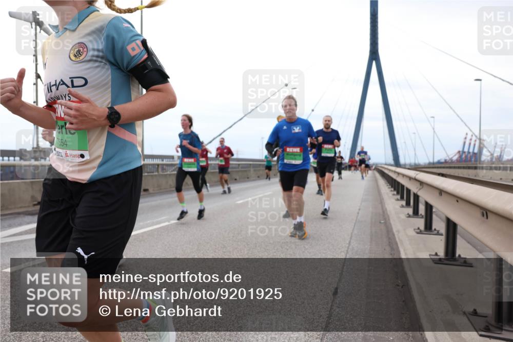 03.10.2025 - Köhlbrandbrückenlauf Lena Gebhardt http://msf.ph/oto/9201925 03.10.2025 15:47:32 Position 2 7654 meine-sportfotos.de