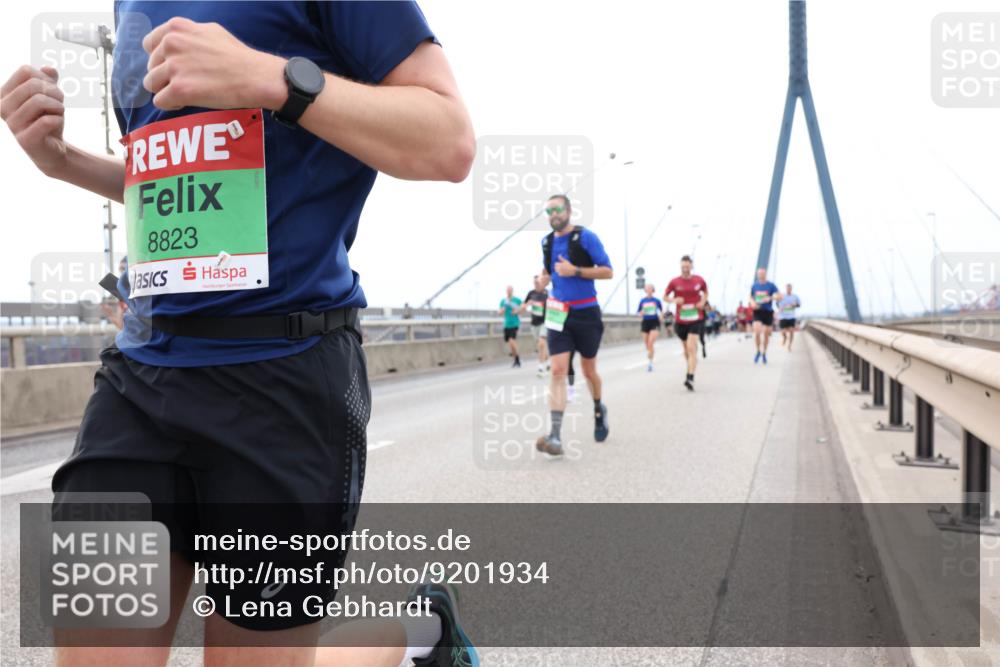 03.10.2025 - Köhlbrandbrückenlauf Lena Gebhardt http://msf.ph/oto/9201934 03.10.2025 15:47:34 Position 2 8823 meine-sportfotos.de