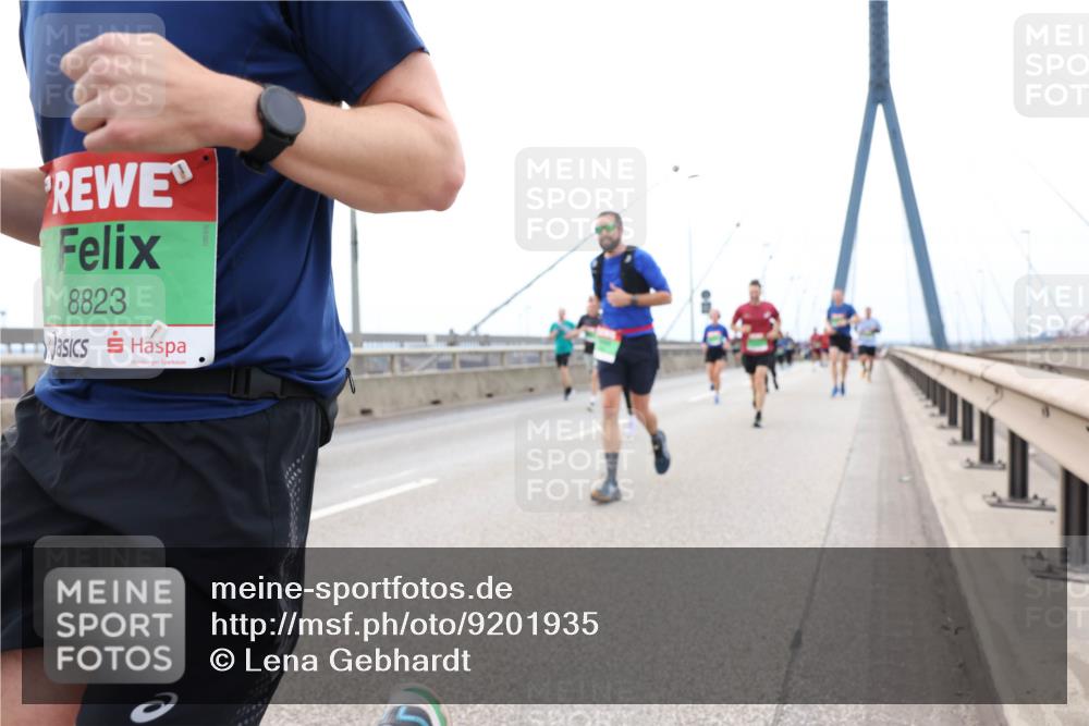 03.10.2025 - Köhlbrandbrückenlauf Lena Gebhardt http://msf.ph/oto/9201935 03.10.2025 15:47:34 Position 2 8823 meine-sportfotos.de