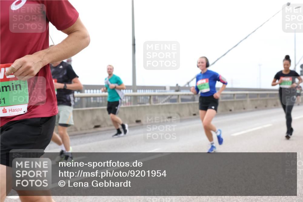 03.10.2025 - Köhlbrandbrückenlauf Lena Gebhardt http://msf.ph/oto/9201954 03.10.2025 15:47:37 Position 2 51 meine-sportfotos.de