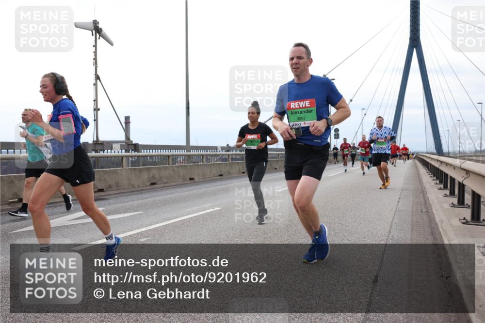 03.10.2025 - Köhlbrandbrückenlauf Lena Gebhardt http://msf.ph/oto/9201962 03.10.2025 15:47:38 Position 2 9097 meine-sportfotos.de