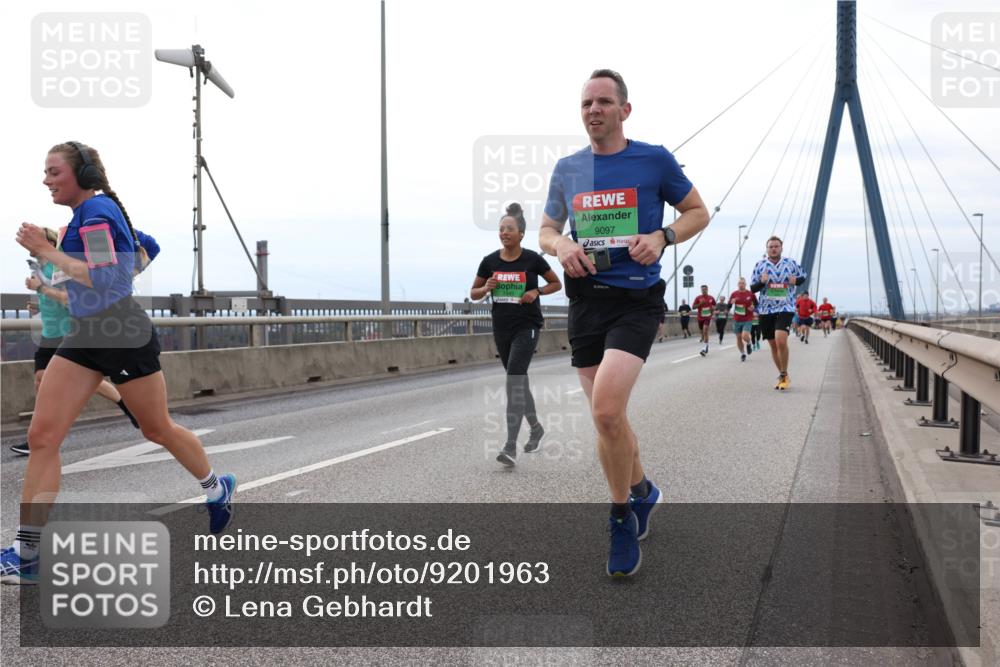 03.10.2025 - Köhlbrandbrückenlauf Lena Gebhardt http://msf.ph/oto/9201963 03.10.2025 15:47:38 Position 2 9097 meine-sportfotos.de