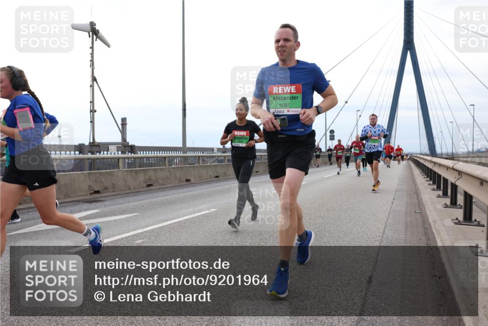 03.10.2025 - Köhlbrandbrückenlauf Lena Gebhardt http://msf.ph/oto/9201964 03.10.2025 15:47:38 Position 2 7443, 9097 meine-sportfotos.de