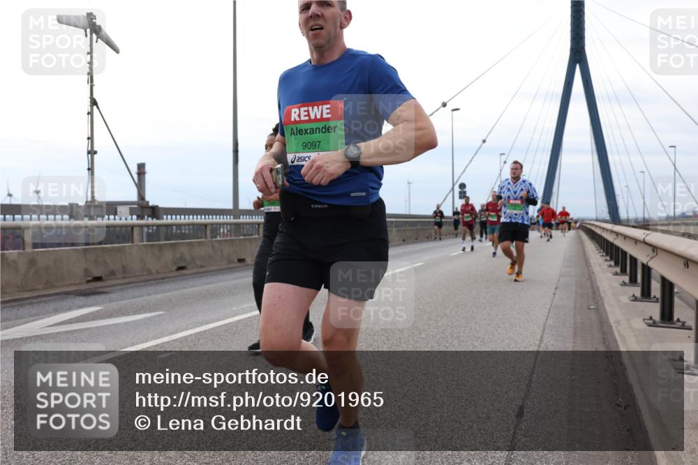 03.10.2025 - Köhlbrandbrückenlauf Lena Gebhardt http://msf.ph/oto/9201965 03.10.2025 15:47:39 Position 2 9097 meine-sportfotos.de