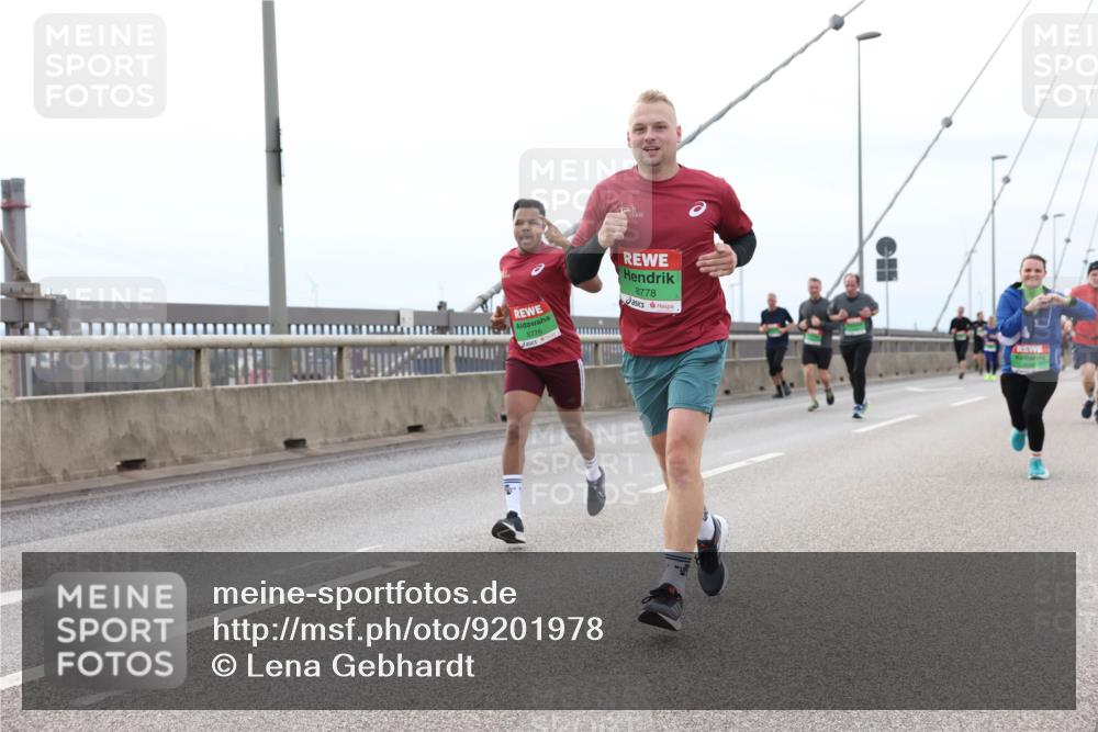 03.10.2025 - Köhlbrandbrückenlauf Lena Gebhardt http://msf.ph/oto/9201978 03.10.2025 15:47:41 Position 2 8776, 8778 meine-sportfotos.de