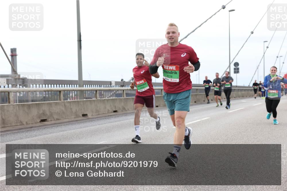 03.10.2025 - Köhlbrandbrückenlauf Lena Gebhardt http://msf.ph/oto/9201979 03.10.2025 15:47:41 Position 2 11, 8776, 8778 meine-sportfotos.de