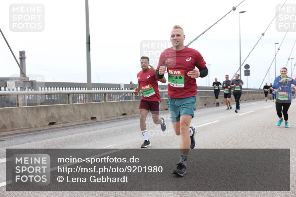 03.10.2025 - Köhlbrandbrückenlauf Lena Gebhardt http://msf.ph/oto/9201980 03.10.2025 15:47:41 Position 2 8776, 8778 meine-sportfotos.de