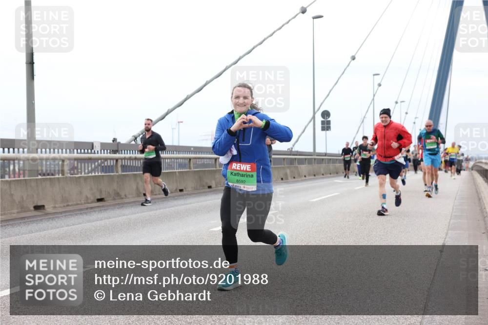 03.10.2025 - Köhlbrandbrückenlauf Lena Gebhardt http://msf.ph/oto/9201988 03.10.2025 15:47:43 Position 2 8592 meine-sportfotos.de