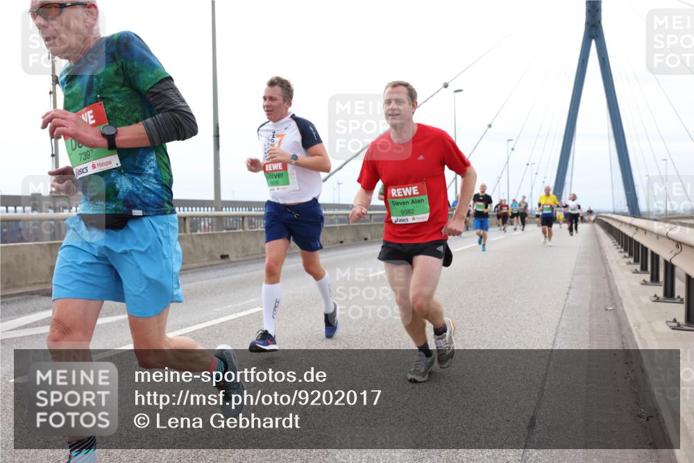 03.10.2025 - Köhlbrandbrückenlauf Lena Gebhardt http://msf.ph/oto/9202017 03.10.2025 15:47:48 Position 2 7397, 8932, 9382 meine-sportfotos.de