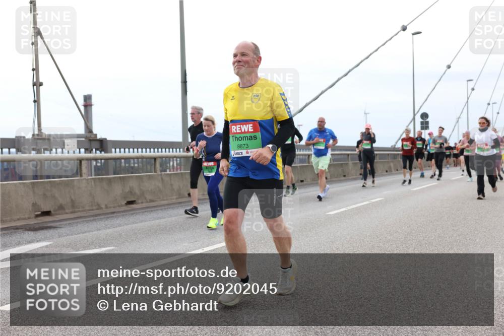 03.10.2025 - Köhlbrandbrückenlauf Lena Gebhardt http://msf.ph/oto/9202045 03.10.2025 15:47:52 Position 2 8873, 850 meine-sportfotos.de