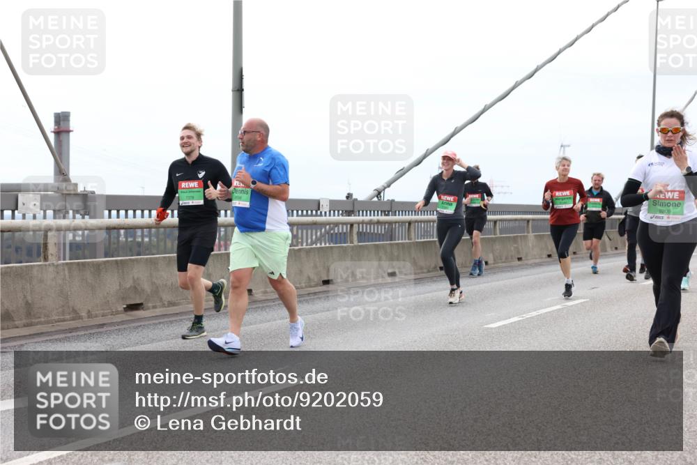 03.10.2025 - Köhlbrandbrückenlauf Lena Gebhardt http://msf.ph/oto/9202059 03.10.2025 15:47:54 Position 2 7379, 9598, 9209 meine-sportfotos.de