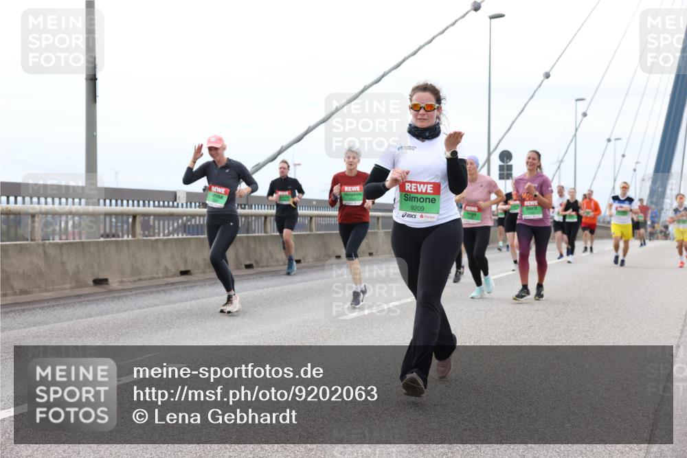 03.10.2025 - Köhlbrandbrückenlauf Lena Gebhardt http://msf.ph/oto/9202063 03.10.2025 15:47:55 Position 2 9209 meine-sportfotos.de