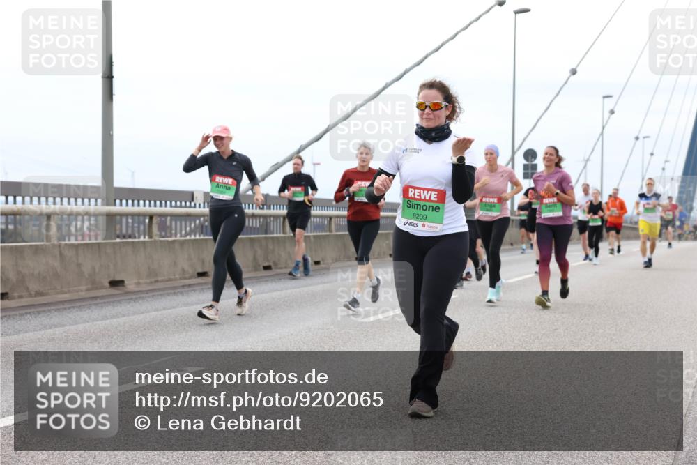 03.10.2025 - Köhlbrandbrückenlauf Lena Gebhardt http://msf.ph/oto/9202065 03.10.2025 15:47:55 Position 2 9209 meine-sportfotos.de