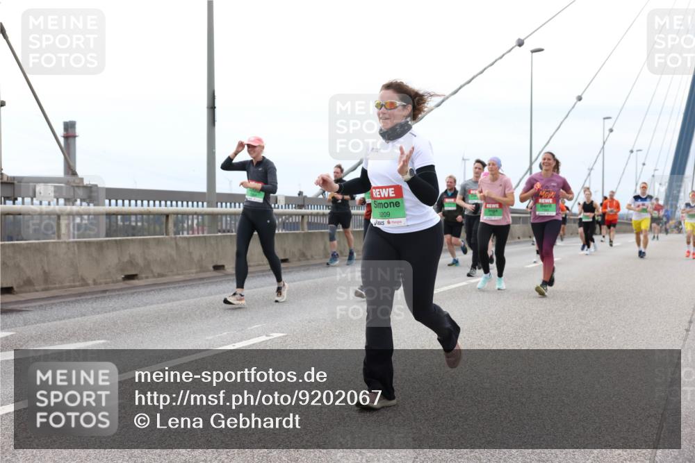 03.10.2025 - Köhlbrandbrückenlauf Lena Gebhardt http://msf.ph/oto/9202067 03.10.2025 15:47:55 Position 2 9209 meine-sportfotos.de