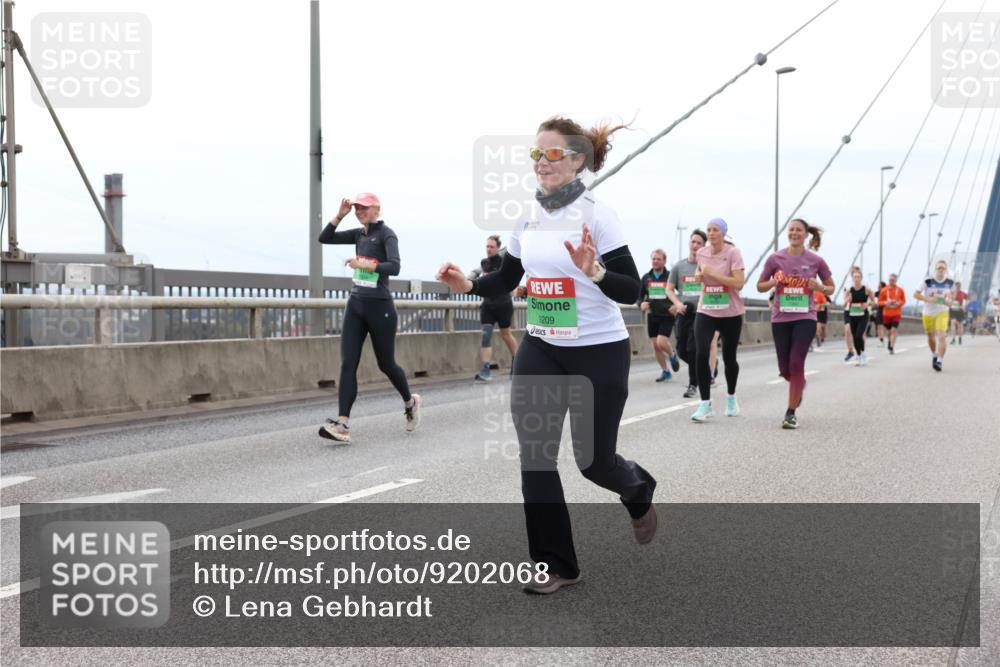 03.10.2025 - Köhlbrandbrückenlauf Lena Gebhardt http://msf.ph/oto/9202068 03.10.2025 15:47:55 Position 2 9209 meine-sportfotos.de