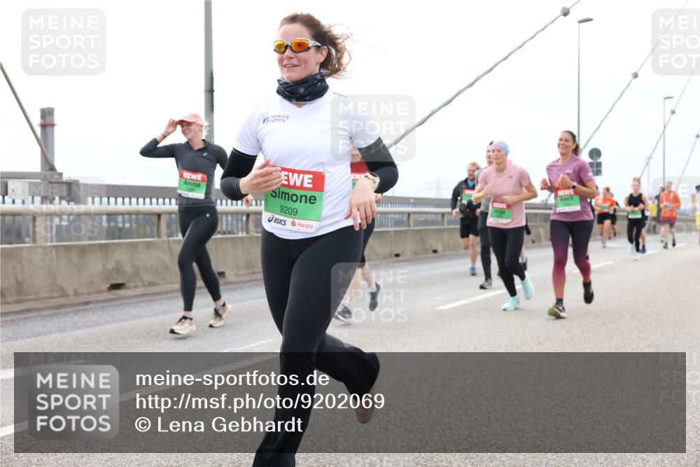 03.10.2025 - Köhlbrandbrückenlauf Lena Gebhardt http://msf.ph/oto/9202069 03.10.2025 15:47:56 Position 2 9209 meine-sportfotos.de