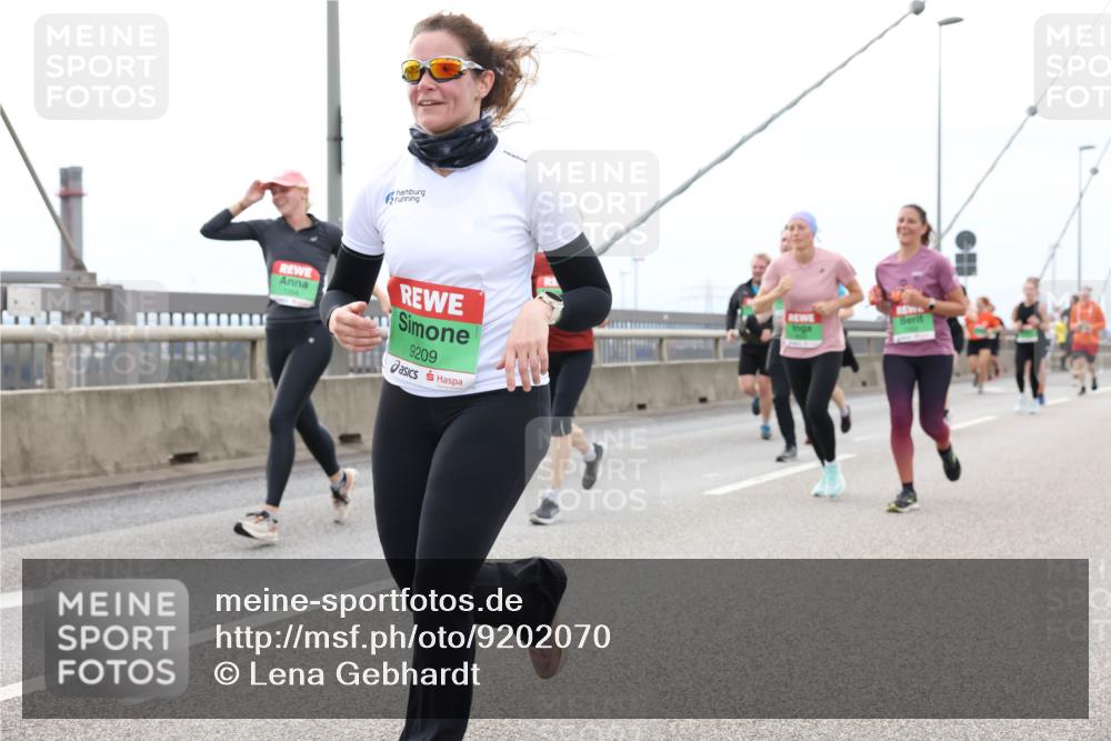 03.10.2025 - Köhlbrandbrückenlauf Lena Gebhardt http://msf.ph/oto/9202070 03.10.2025 15:47:56 Position 2 9209 meine-sportfotos.de