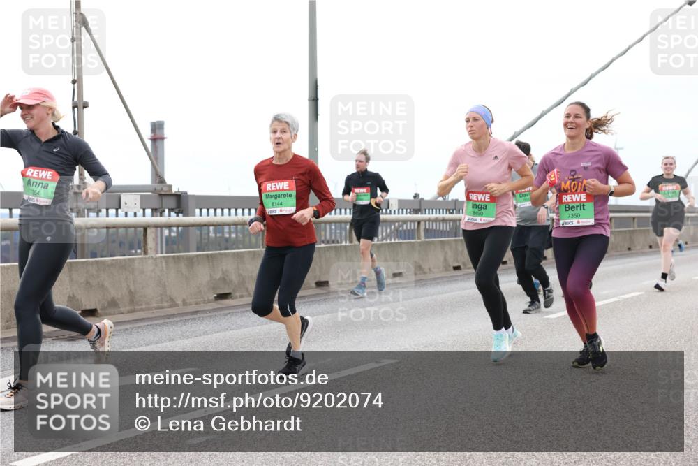 03.10.2025 - Köhlbrandbrückenlauf Lena Gebhardt http://msf.ph/oto/9202074 03.10.2025 15:47:56 Position 2 7354, 8144, 8490, 7350 meine-sportfotos.de