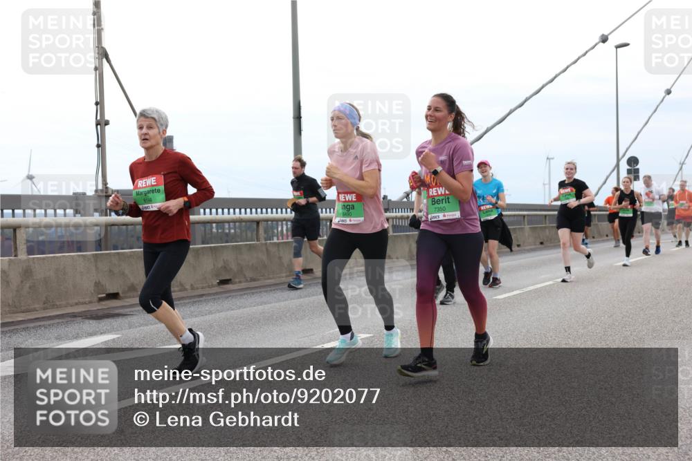03.10.2025 - Köhlbrandbrückenlauf Lena Gebhardt http://msf.ph/oto/9202077 03.10.2025 15:47:57 Position 2 8144, 8490, 7350 meine-sportfotos.de