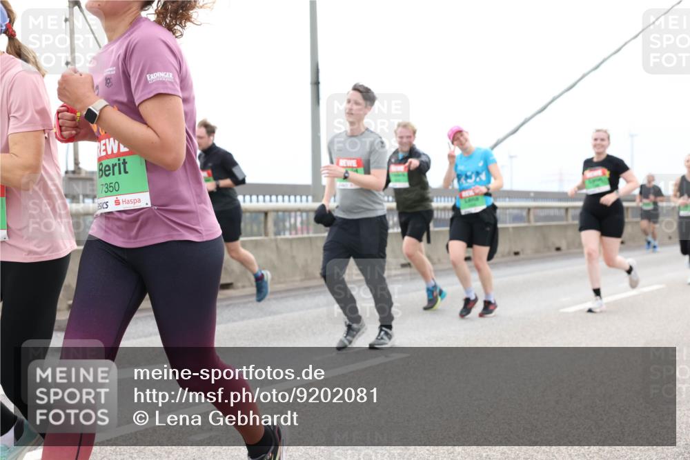 03.10.2025 - Köhlbrandbrückenlauf Lena Gebhardt http://msf.ph/oto/9202081 03.10.2025 15:47:58 Position 2 19, 7350 meine-sportfotos.de