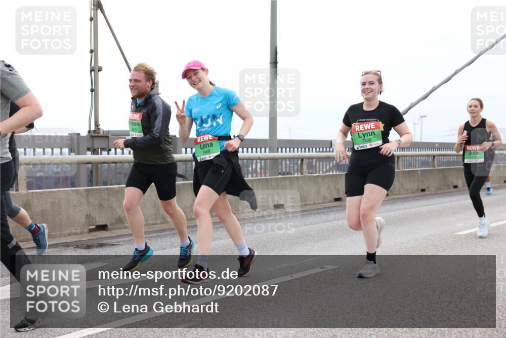 03.10.2025 - Köhlbrandbrückenlauf Lena Gebhardt http://msf.ph/oto/9202087 03.10.2025 15:47:59 Position 2 8939, 7468, 7358 meine-sportfotos.de
