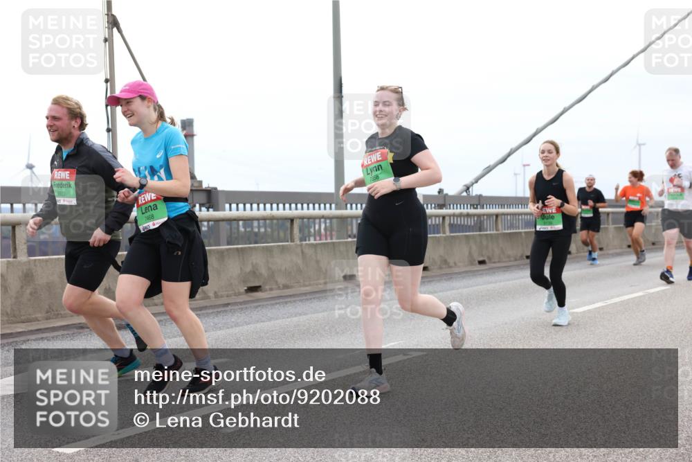 03.10.2025 - Köhlbrandbrückenlauf Lena Gebhardt http://msf.ph/oto/9202088 03.10.2025 15:47:59 Position 2 8939, 7468, 7358 meine-sportfotos.de