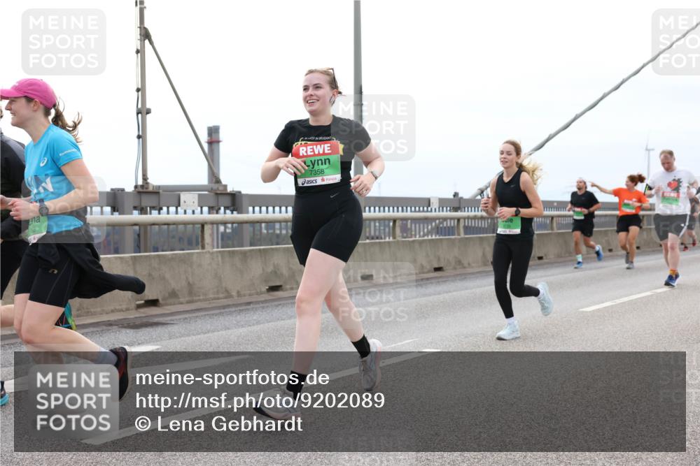 03.10.2025 - Köhlbrandbrückenlauf Lena Gebhardt http://msf.ph/oto/9202089 03.10.2025 15:47:59 Position 2 68, 7358 meine-sportfotos.de