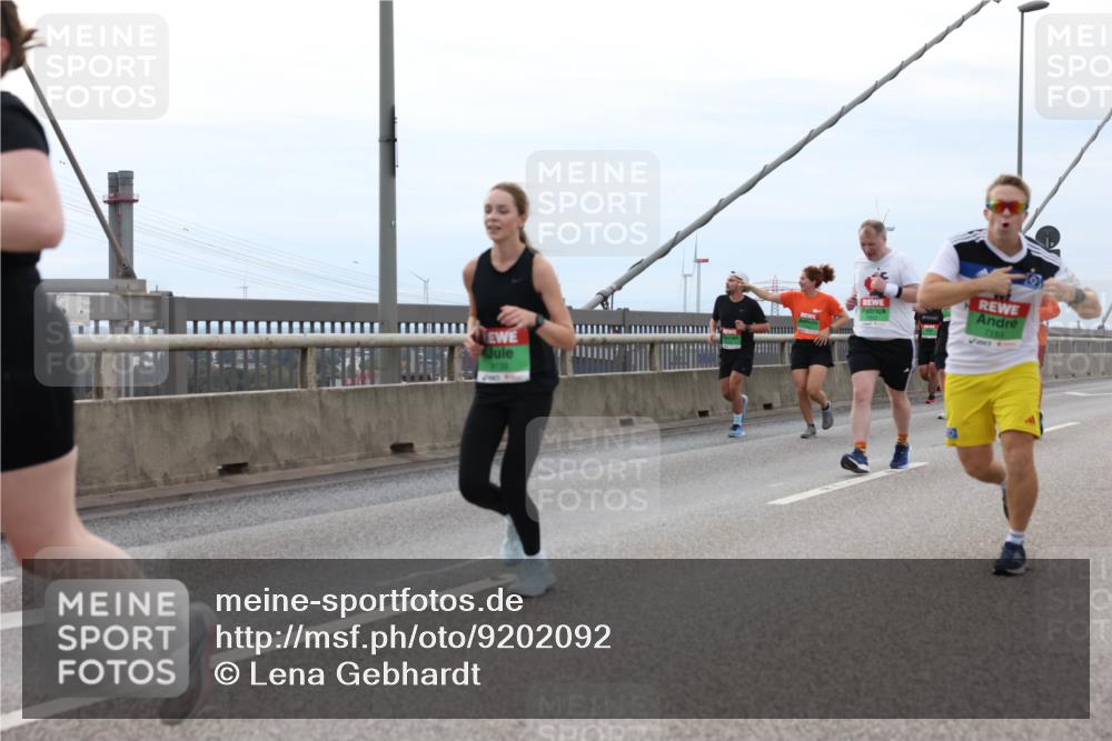 03.10.2025 - Köhlbrandbrückenlauf Lena Gebhardt http://msf.ph/oto/9202092 03.10.2025 15:48:00 Position 2 7153 meine-sportfotos.de