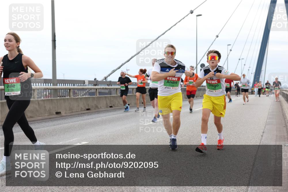 03.10.2025 - Köhlbrandbrückenlauf Lena Gebhardt http://msf.ph/oto/9202095 03.10.2025 15:48:00 Position 2 9139, 7153, 7154 meine-sportfotos.de