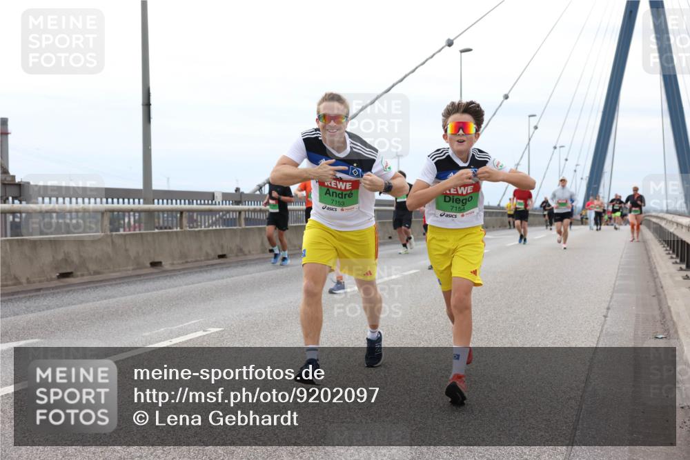 03.10.2025 - Köhlbrandbrückenlauf Lena Gebhardt http://msf.ph/oto/9202097 03.10.2025 15:48:00 Position 2 7153, 7154 meine-sportfotos.de