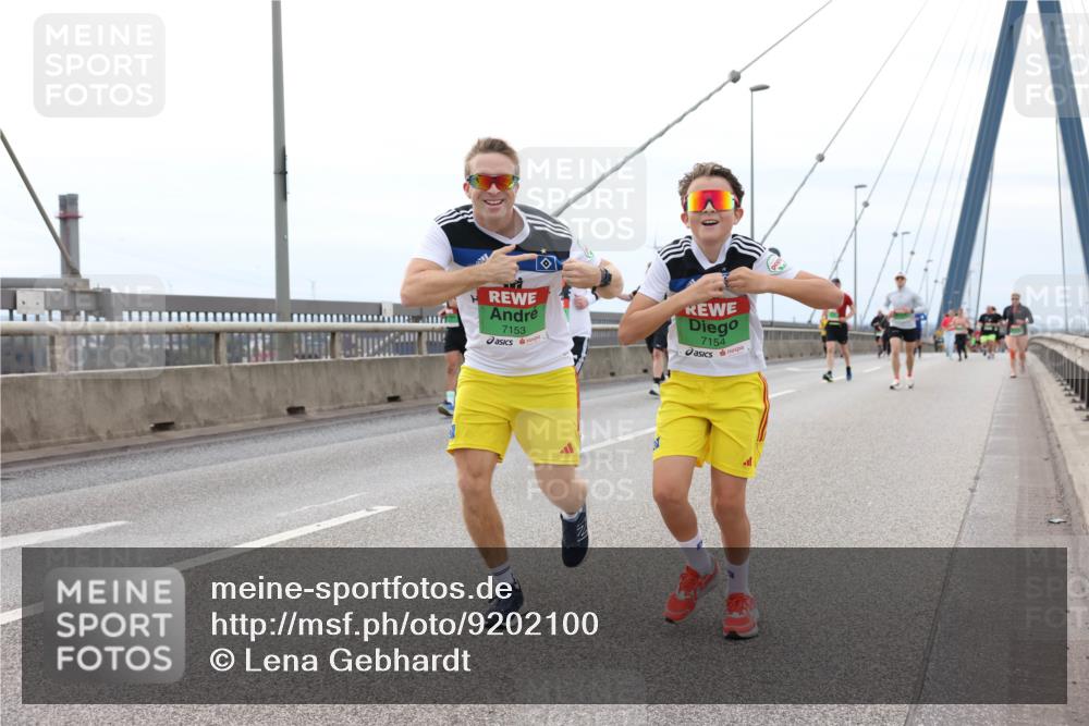 03.10.2025 - Köhlbrandbrückenlauf Lena Gebhardt http://msf.ph/oto/9202100 03.10.2025 15:48:01 Position 2 7153, 7154 meine-sportfotos.de