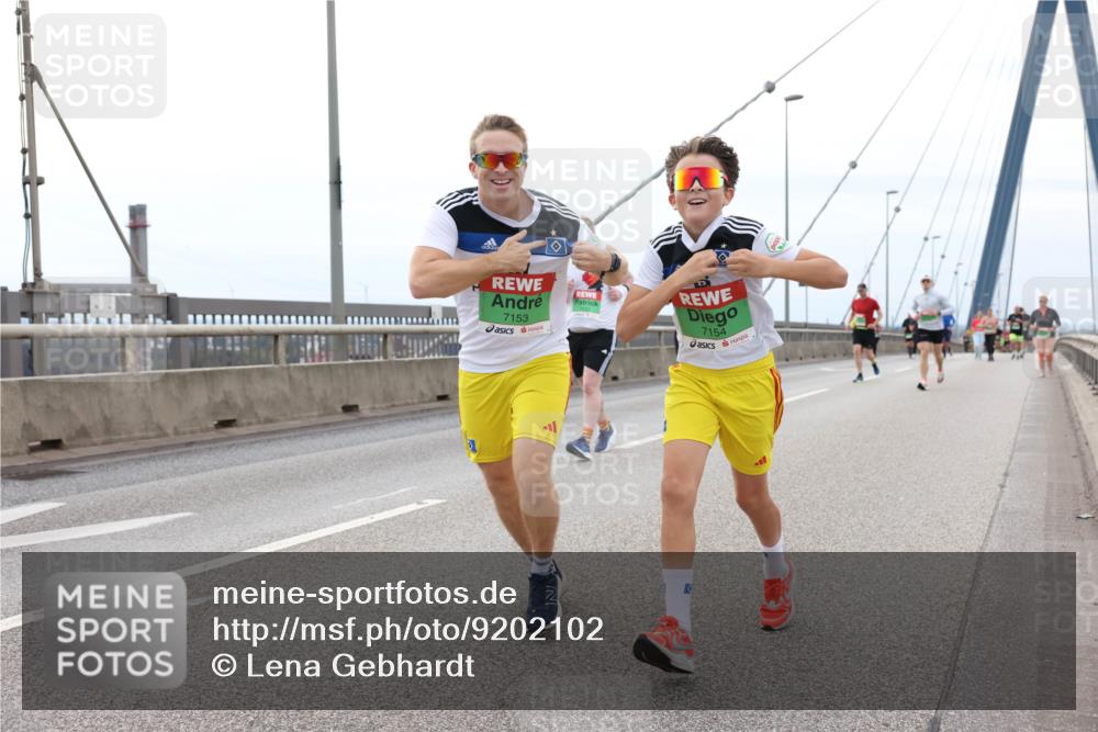 03.10.2025 - Köhlbrandbrückenlauf Lena Gebhardt http://msf.ph/oto/9202102 03.10.2025 15:48:01 Position 2 7153, 7154 meine-sportfotos.de