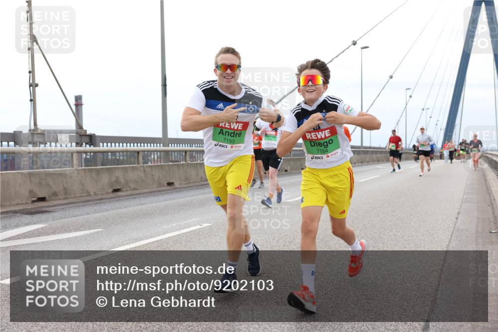 03.10.2025 - Köhlbrandbrückenlauf Lena Gebhardt http://msf.ph/oto/9202103 03.10.2025 15:48:01 Position 2 7153, 7154 meine-sportfotos.de