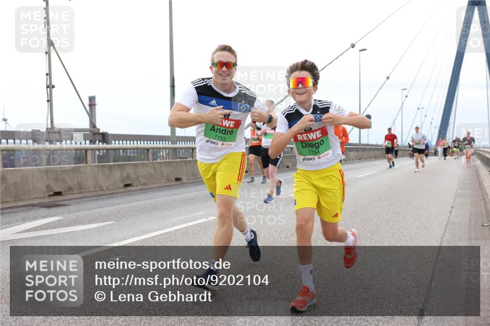 03.10.2025 - Köhlbrandbrückenlauf Lena Gebhardt http://msf.ph/oto/9202104 03.10.2025 15:48:01 Position 2 7153, 7154 meine-sportfotos.de