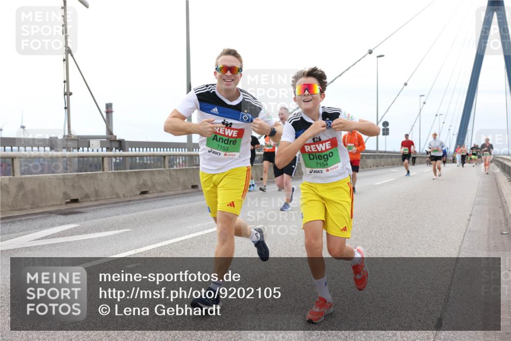 03.10.2025 - Köhlbrandbrückenlauf Lena Gebhardt http://msf.ph/oto/9202105 03.10.2025 15:48:01 Position 2 7153, 66, 7154 meine-sportfotos.de