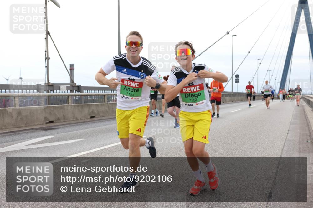 03.10.2025 - Köhlbrandbrückenlauf Lena Gebhardt http://msf.ph/oto/9202106 03.10.2025 15:48:01 Position 2 7153, 6, 7154 meine-sportfotos.de