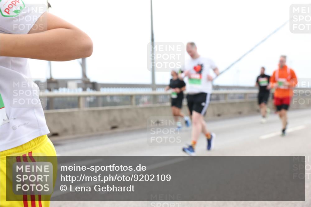 03.10.2025 - Köhlbrandbrückenlauf Lena Gebhardt http://msf.ph/oto/9202109 03.10.2025 15:48:02 Position 2  meine-sportfotos.de