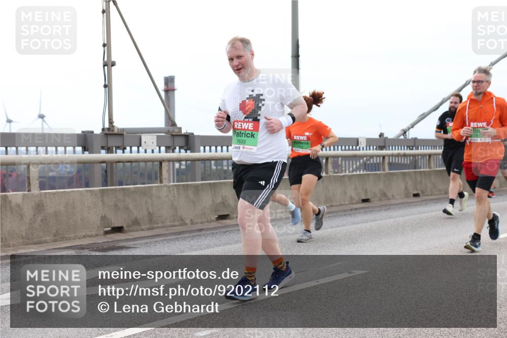 03.10.2025 - Köhlbrandbrückenlauf Lena Gebhardt http://msf.ph/oto/9202112 03.10.2025 15:48:02 Position 2 7633, 7937 meine-sportfotos.de