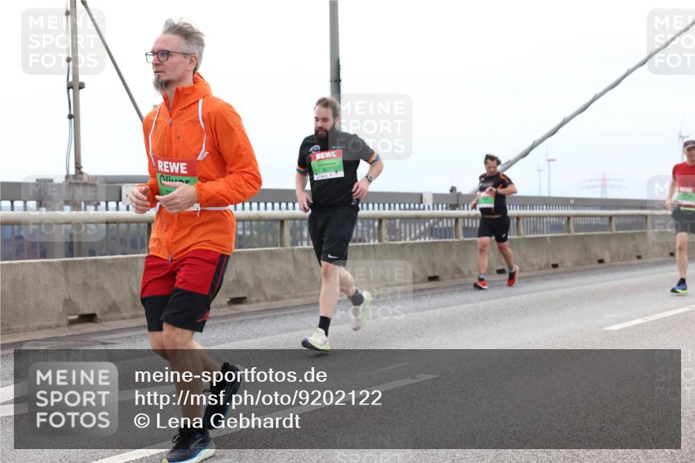 03.10.2025 - Köhlbrandbrückenlauf Lena Gebhardt http://msf.ph/oto/9202122 03.10.2025 15:48:04 Position 2  meine-sportfotos.de