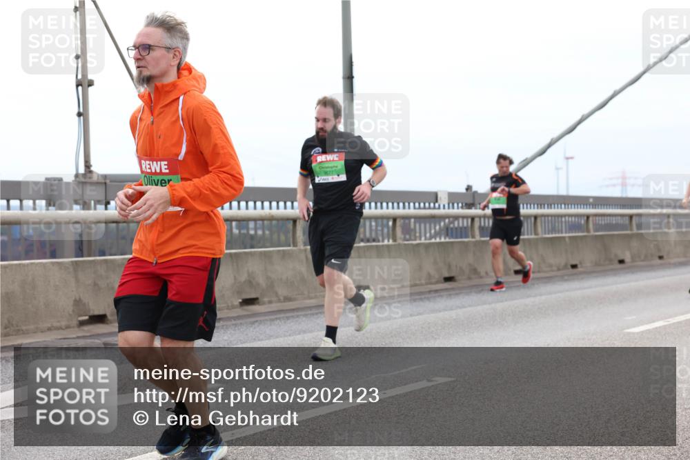 03.10.2025 - Köhlbrandbrückenlauf Lena Gebhardt http://msf.ph/oto/9202123 03.10.2025 15:48:04 Position 2  meine-sportfotos.de