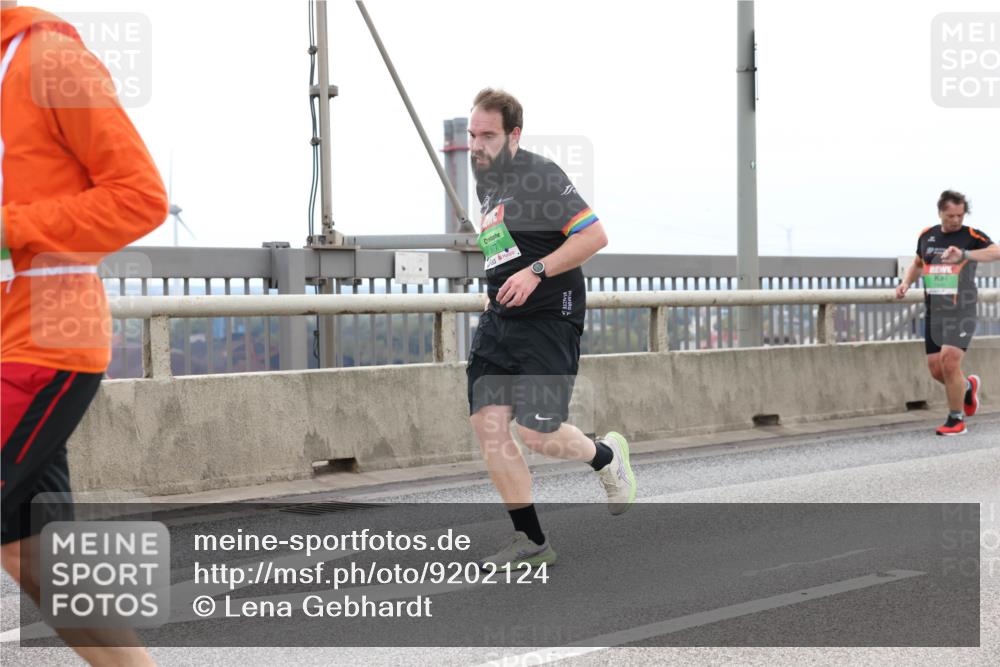 03.10.2025 - Köhlbrandbrückenlauf Lena Gebhardt http://msf.ph/oto/9202124 03.10.2025 15:48:04 Position 2 77 meine-sportfotos.de