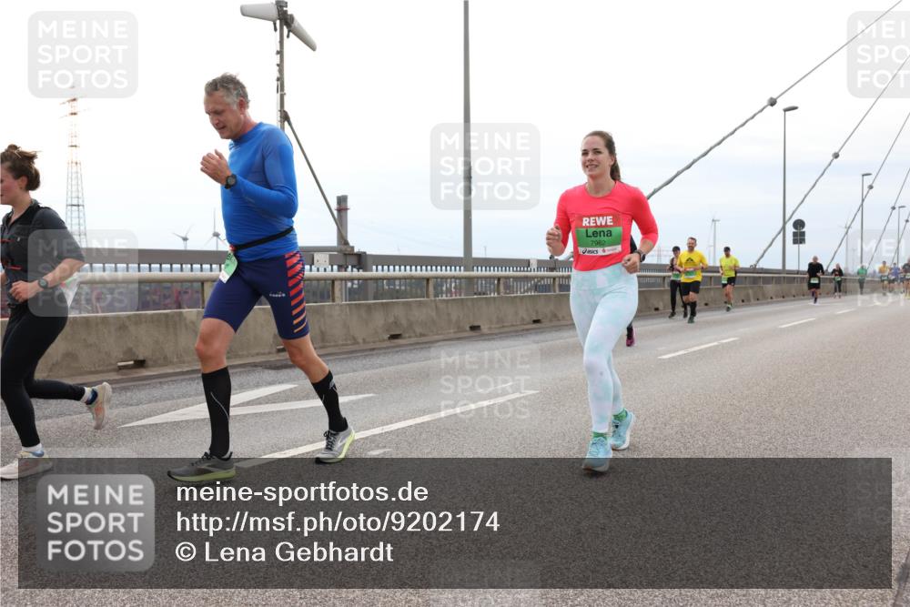 03.10.2025 - Köhlbrandbrückenlauf Lena Gebhardt http://msf.ph/oto/9202174 03.10.2025 15:48:14 Position 2 7962 meine-sportfotos.de