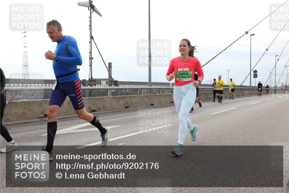 03.10.2025 - Köhlbrandbrückenlauf Lena Gebhardt http://msf.ph/oto/9202176 03.10.2025 15:48:14 Position 2 7962 meine-sportfotos.de