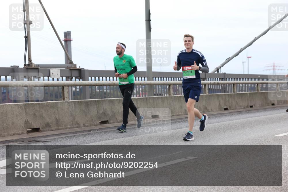 03.10.2025 - Köhlbrandbrückenlauf Lena Gebhardt http://msf.ph/oto/9202254 03.10.2025 15:48:31 Position 2 7159, 7321 meine-sportfotos.de
