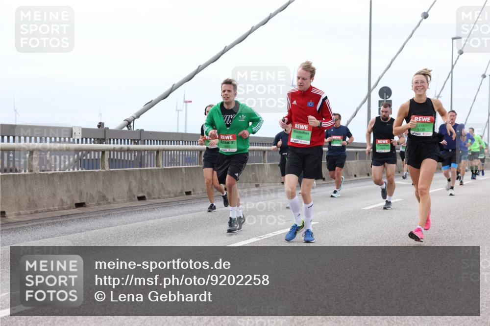 03.10.2025 - Köhlbrandbrückenlauf Lena Gebhardt http://msf.ph/oto/9202258 03.10.2025 15:48:32 Position 2 7697, 8921, 9739 meine-sportfotos.de
