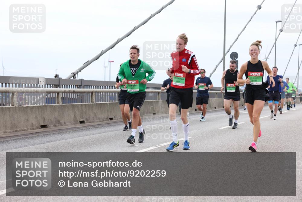 03.10.2025 - Köhlbrandbrückenlauf Lena Gebhardt http://msf.ph/oto/9202259 03.10.2025 15:48:32 Position 2 9739, 8921, 7624, 7697 meine-sportfotos.de