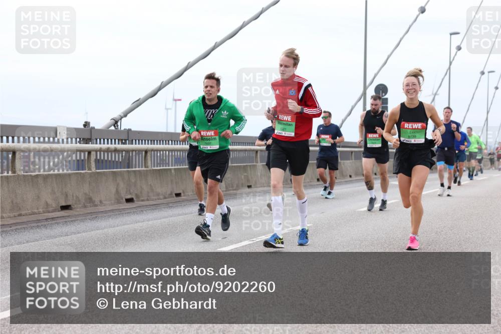 03.10.2025 - Köhlbrandbrückenlauf Lena Gebhardt http://msf.ph/oto/9202260 03.10.2025 15:48:32 Position 2 7697, 8921, 9739 meine-sportfotos.de